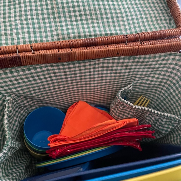 Vintage Picnic Basket with Complete Set of Dinnerware! - Picture 2 of 12